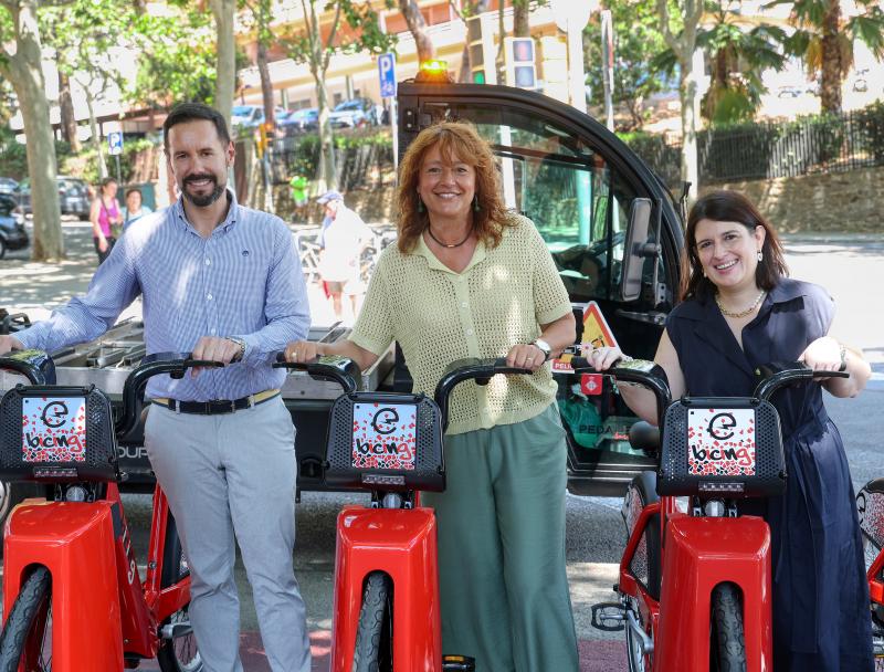 Laia Bonet posant al costat del Mario Rodrigeuz, cap d'unitat del Bicing